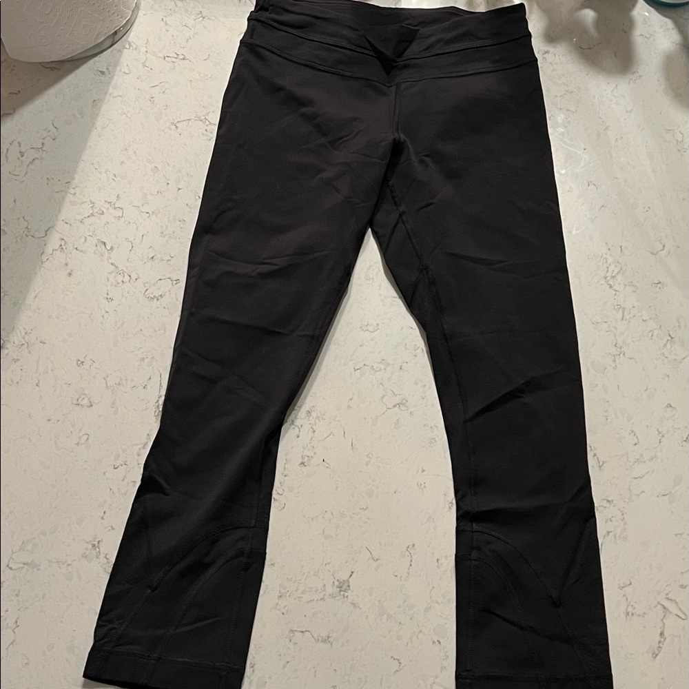 EUC Lululemon Running crops sz 4 21”